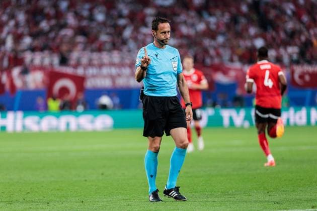 UEFA EURO 2024 Austria Turkey 02 07 2024 Referee Artur Soares Dias POR denies, gestures, pointing finger UEFA EURO 2024 Austria Turkey Leipzig Stadium, Leipzig on 02 07 2024 Copyright: xBEAUTIFULxSPORTS Wunderlx