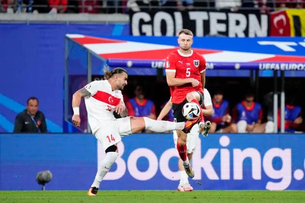 Austria v Turkiye: Round of 16 - UEFA EURO, EM, Europameisterschaft,Fussball 2024 Abdulkerim BardakcÄ± centre-back of Turkey and Galatasaray and Stefan Posch right-back of Austria and Bologna FC 1909 compete for the ball during the UEFA EURO 2024 round of 16 match between Austria and Turkiye at Football Stadium Leipzig on July 2, 2024 in Leipzig, Germany. Leipzig Germany  Copyright: xJosexBretonx originalFilename:bretonhernandez-austriav240702_npTEp.jpg