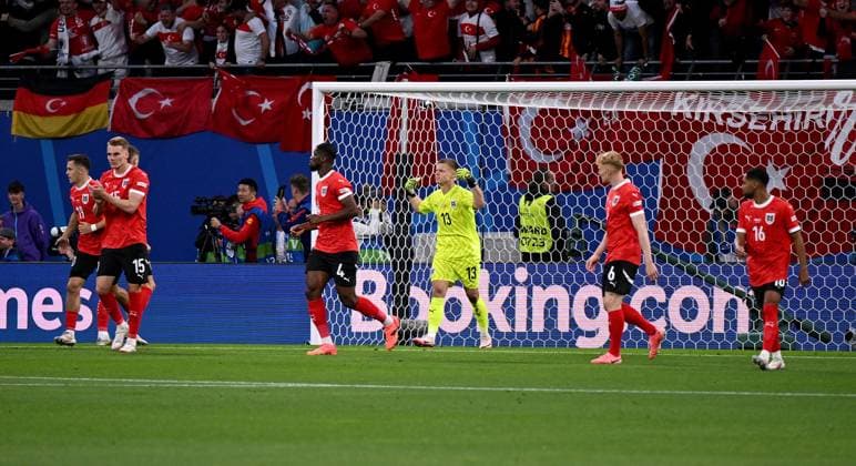 Football Euro 2024 Round of 16 02 07 2024 Austria Turkey Goalkeeper Patrick Pentz center, Austria