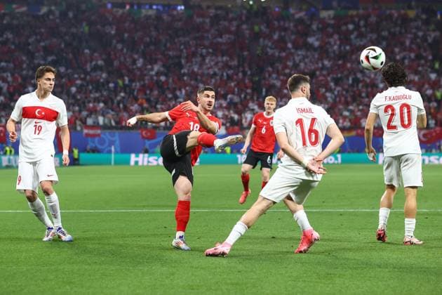 Österreich - Türkei 2. Juli 2024, Leipzig UEFA EURO-Achtelfinale Österreich - Türkei Romano Schmid (Österreich) schießt den Ball ins Tor Foto Charlotte Wilson Abseits Leipzig Deutschland  Copyright: xCharlottexWilsonx xOffsidexOffside