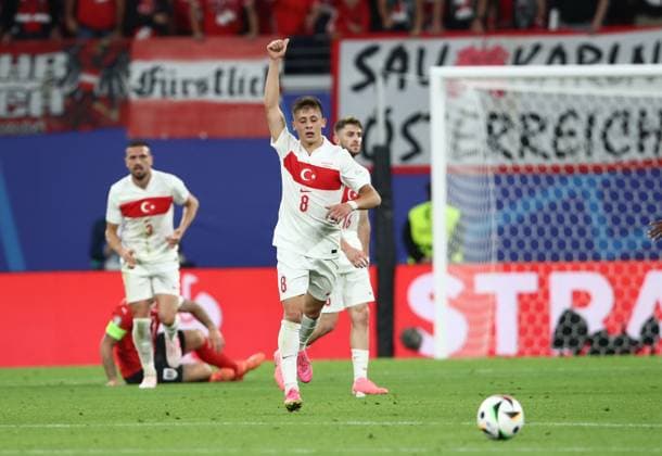 02 07 2024, xtgx, Football EM 2024 1 8 Final, Austria Turkey emspor, v l Arda Güler Gueler Turkey Turkey gives instructions, gesticulates, gesticulate with arms gives instructions, gesticulate UEFA REGULATIONS PROHIBIT ANY USE OF PHOTOGRAPHS as IMAGE SEQUENCES and or QUASI VIDEO Leipzig
