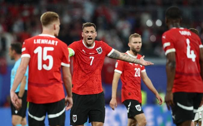 02 07 2024, xtgx, Football EM 2024 1 8 Final, Austria Turkey emspor, v l Philipp Lienhart Oesterreich , Marko Arnautovic Oesterreich , Kevin Danso Oesterreich gives instructions, gesticulates, gesticulate with arms gives instructions, gesticulate UEFA REGULATIONS PROHIBIT ANY USE OF PHOTOGRAPHS as IMAGE SEQUENCES and or QUASI VIDEO Leipzig