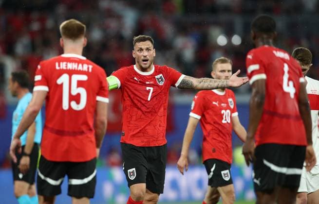 02 07 2024, xtgx, Football EM 2024 1 8 Final, Austria Turkey emspor, v l Philipp Lienhart Oesterreich , Marko Arnautovic Oesterreich , Kevin Danso Oesterreich gives instructions, gesticulates, gesticulate with arms gives instructions, gesticulate UEFA REGULATIONS PROHIBIT ANY USE OF PHOTOGRAPHS as IMAGE SEQUENCES and or QUASI VIDEO Leipzig