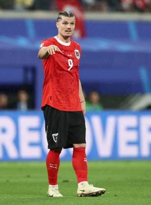 02 07 2024, xtgx, Football EM 2024 1 8 Final, Austria Turkey emspor, v l Marcel Sabitzer Austria gives instructions, gesticulates, gesticulate with arms gives instructions, gesticulate UEFA REGULATIONS PROHIBIT ANY USE OF PHOTOGRAPHS as IMAGE SEQUENCES and or QUASI VIDEO Leipzig