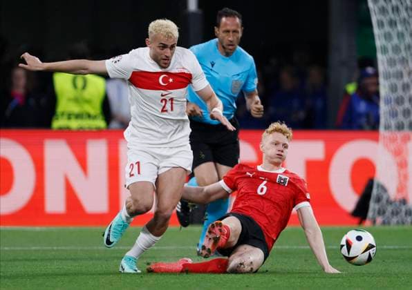 Austria v Turkiye: Round of 16 - UEFA EURO, EM, Europameisterschaft,Fussball 2024 Baris Alper Yilmaz of Turkiye and Nicolas Seiwald of Austria challenge during the UEFA EURO 2024 round of 16 match between Austria and Turkiye at Football Stadium Leipzig on July 2, 2024 in Leipzig, Germany. Leipzig Football Stadium Leipzig Germany Germany Copyright: xRichardxSellers Sportsphoto APLx 14043752