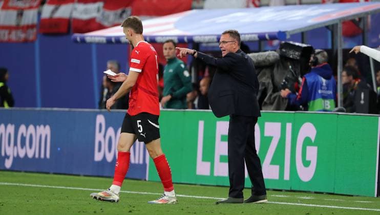 Coach Ralf Rangnick gives note with instructions to Stefan Posch Sport Football Soccer European Championship Euro 2024 European Championship Men Season 2023 2024 02 07 2024 Austria AUT vs Turkey TUR in Leipzig DFL regulations prohibit any use of photographs as image sequences and or quasi video