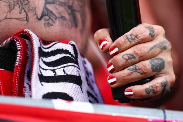 Österreich gegen die Türkei 2. Juli 2024, Leipzig UEFA EURO Achtelfinale Österreich gegen die Türkei Ein Fan mit Österreich-Fahnen an den Nägeln Foto Charlotte Wilson Abseits Leipzig Deutschland  Copyright: xCharlottexWilsonx xOffsidexOffside