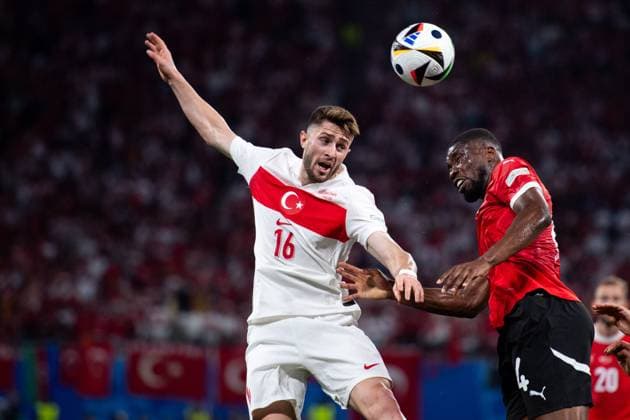 Ismail Yueksek Turkey, 16 in duel with Kevin Danso Austria, 04 , GER, Austria AUT vs Tuerkiye TUR , European Football Championship, UEFA EURO 2024, Round of 16, 02 07 2024 GER, Austria AUT vs Tuerkiye TUR , European Football Championship, UEFA EURO 2024, Round of 16, 02 07 2024 Leipzig Copyright: xEibner-Pressefoto Memmlerx EP_MMR