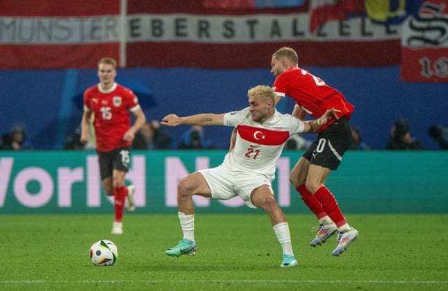 Football, men, season 2023 24, UEFA Euro EM 2024, round of 16 in Leipzig, Austria Turkey, v l Baris Alper Yilmaz Turkey , Konrad Laimer Austria , 02 07 2024, Copyright: xMatthiasxKochx