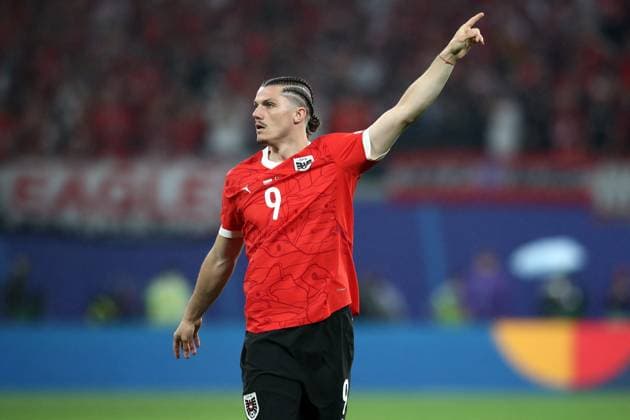 02 07 2024, xtgx, Football EM 2024 1 8 Final, Austria Turkey emspor, v l Marcel Sabitzer Austria gives instructions, gesticulates, gesticulate with arms gives instructions, gesticulate UEFA REGULATIONS PROHIBIT ANY USE OF PHOTOGRAPHS as IMAGE SEQUENCES and or QUASI VIDEO Leipzig