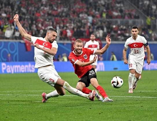 02 07 2024, Football UEFA EURO 2024, Round of 16, Austria Turkey, at the RB Arena Leipzig, f l Merih Demiral Turkey vs Konrad Laimer Austria