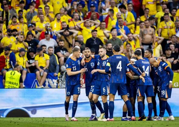 MUNICH - The players of the Netherlands celebrate Donyell Malen s 0-2 against Romania during the UEFA EURO, EM, Europameisterschaft,Fussball 2024 round of 16 match between Romania and the Netherlands at the Munich Football Arena on July 2, 2024 in Munich, Germany. ANP KOEN VAN WEEL UEFA EURO 2024 2024 xVIxANPxSportx xxANPxIVx 502634148 originalFilename: 502634148.jpg