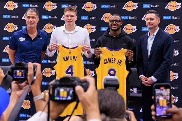 Sport Themen der Woche KW27 Sport Bilder des Tages July 2, 2024, El Segundo, California, USA: (L-R) V.P. of basketball operations and General manager, Rob Pelinka, Dalton Knecht and Bronny James, son of LeBron James and Head coach, JJ Redick pose with their jersey for the media during a press conference, PK, Pressekonferenz on Tuesday July 2, 2024 at the Los Angeles Lakers UCLA Training Facility in El Segundo, California. Bronny James was the 55th overall pick. JAVIER ROJAS PI El Segundo USA - ZUMAp124 20240702_zaa_p124_010 Copyright: xJavierxRojasx