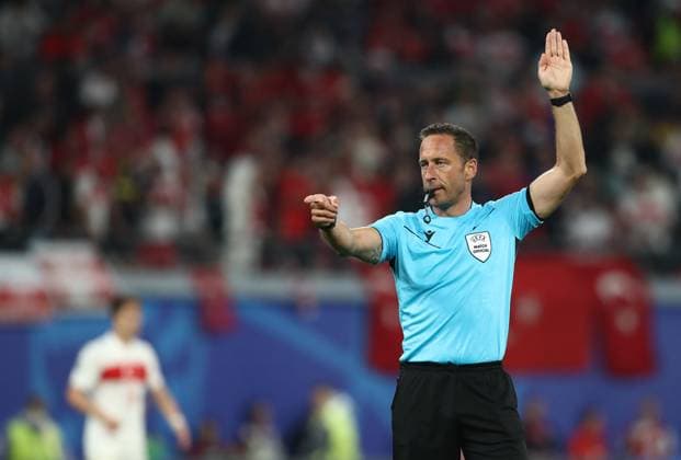 02 07 2024, xtgx, European Football Championship 2024 1 8 Final, Austria Turkey emspor, v l Referee Artur Soares Dias Portugal UEFA REGULATIONS PROHIBIT ANY USE OF PHOTOGRAPHS as IMAGE SEQUENCES and or QUASI VIDEO Leipzig