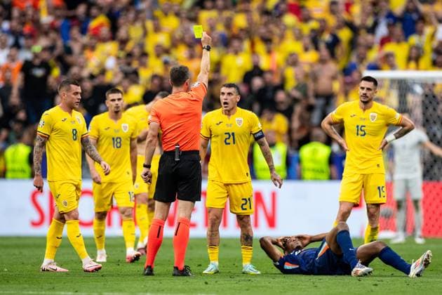 UEFA EURO 2024 Romania Netherlands 02 07 2024 Nicolae Stanicu Romania, 21 gets yellow card because he is not satisfied with the decision of Felix Zwayer Germany, referee UEFA EURO 2024 Romania Netherlands Munich Football Arena, Munich 02 07 2024 Copyright: xBEAUTIFULxSPORTS Buriakovx