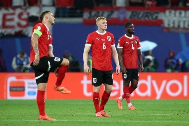 02 07 2024, xtgx, Football EM 2024 1 8 Final, Austria Turkey emspor, v l Marko Arnautovic Austria , Nicolas Seiwald Austria , Kevin Danso Austria , disappointed, disappointed looking, dissapointed UEFA REGULATIONS PROHIBIT ANY USE OF PHOTOGRAPHS as IMAGE SEQUENCES and or QUASI VIDEO Leipzig
