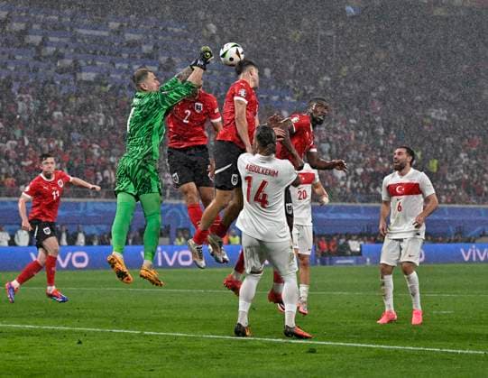 02 07 2024, Football UEFA EURO 2024, Round of 16, Austria Turkey, in the RB Arena Leipzig, Mert Günok Turkey defends the ball