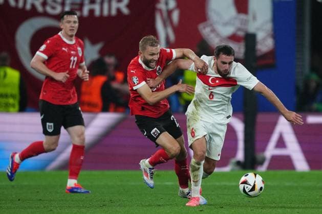 GER: Austria v Turkiye. UEFA EURO, EM, Europameisterschaft,Fussball 2024 Orkun Kokcu of Turkiye and Konrad Lahmer of Austria during the UEFA Euro 2024 match between Austria and Turkiye, Round of 16, played at Red Bull Arena Stadium on July 2, 2024 in Leipzig, Germany. kpng Copyright: xBaguxBlancox xPRESSINPHOTOx PS_240702_AUS_TUR_023