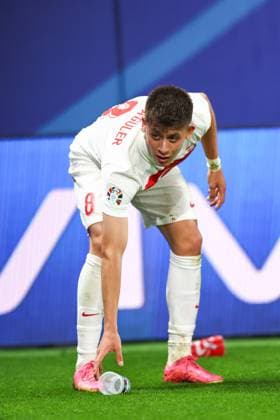 Österreich - Türkei 2. Juli 2024, Leipzig UEFA EURO-Achtelfinale Österreich - Türkei Arda Guler (Türkei) wirft einen Bierbecher weg, der ihm von gegnerischen Fans zugeworfen wurde Foto Charlotte Wilson Abseits Leipzig Deutschland  Copyright: xCharlottexWilsonx xOffsidexOffside