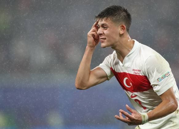 02 07 2024, xtgx, Football EM 2024 1 8 Final, Austria Turkey emspor, v l Arda Güler Gueler Turkey Turkey gives instructions, gesticulates, gesticulate with arms gives instructions, gesticulate UEFA REGULATIONS PROHIBIT ANY USE OF PHOTOGRAPHS as IMAGE SEQUENCES and or QUASI VIDEO Leipzig