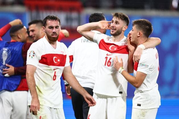 Österreich - Türkei 2. Juli 2024, Leipzig UEFA EURO Achtelfinale Österreich - Türkei Ismail Yuksek von der Türkei reagiert, nachdem gegnerische Fans Bierbecher in seine Richtung geworfen haben Foto Charlotte Wilson Abseits Leipzig Deutschland  Copyright: xCharlottexWilsonx xOffsidexOffside
