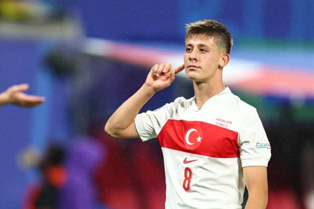 Österreich - Türkei 2. Juli 2024, Leipzig UEFA EURO Achtelfinale Österreich - Türkei Arda Guler (Türkei) reagiert, nachdem gegnerische Fans Bierbecher in seine Richtung geworfen haben Foto Charlotte Wilson Abseits Leipzig Deutschland  Copyright: xCharlottexWilsonx xOffsidexOffside
