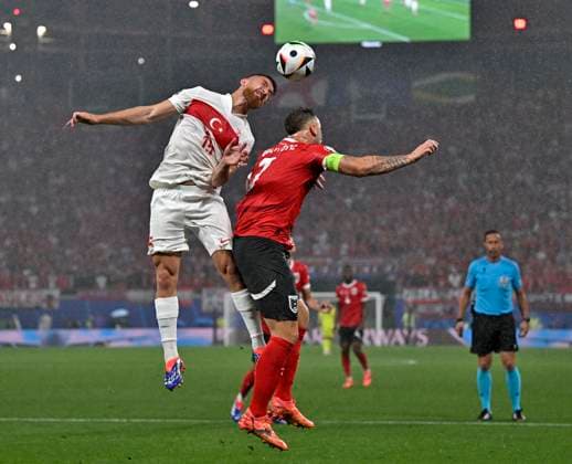 02 07 2024, Football UEFA EURO 2024, Round of 16, Austria Turkey, at the RB Arena Leipzig, f l Salih Özcan Turkey vs Marko Arnautovic Austria