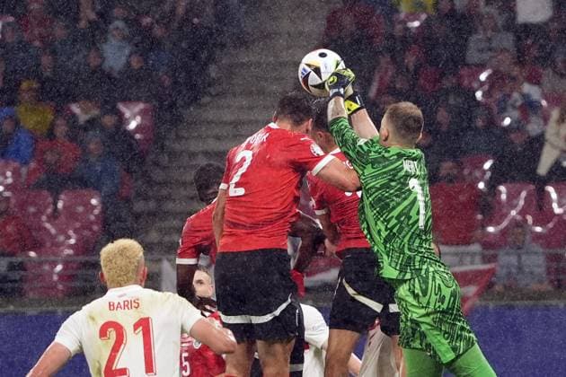 Turkey s goalkeeper Mert Gunok during the Euro 2024 soccer match between Austria and Turkey at the Red Bull Arena -Round of 16, Leipzig, Germany - Tuesday July 02, 2024. - Soccer .  Copyright: xFabioxFerrari LaPressex