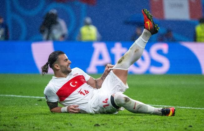 Football, men, season 2023 24, UEFA Euro EM 2024, round of 16 in Leipzig, Austria Turkey, Abdülkerim Bardakci Turkey with cramps, 02 07 2024, Copyright: xMatthiasxKochx
