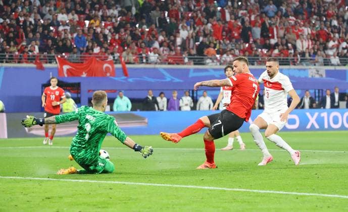 Austria Turkey UEFA EURO 2024 Leipzig, 02 07 2024, Leipzig Stadium, UEFA EURO 2024 Germany , Round of 16, Austria AUT vs Turkey TUR , In the picture from l goalkeeper Mert Günok Guenok 1, TUR and Marko Arnautovic 7, AUT , Picture Point