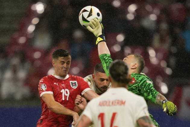 Turkey s goalkeeper Mert Gunok and Austria s Christoph Baumgartner during the Euro 2024 soccer match between Austria and Turkey at the Red Bull Arena -Round of 16, Leipzig, Germany - Tuesday July 02, 2024. - Soccer .  Copyright: xFabioxFerrari LaPressex