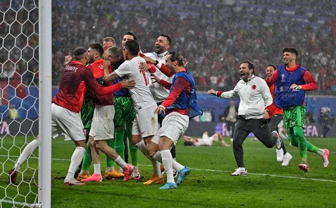 02 07 2024, Football UEFA EURO 2024, Round of 16, Austria Turkey, in the RB Arena Leipzig, Mert Günok Turkey is surrounded while cheering