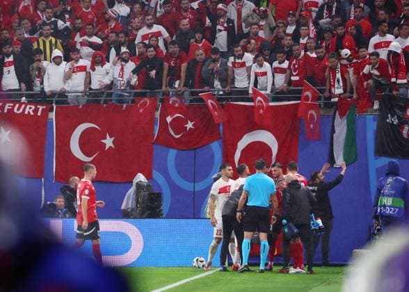 Austria Turkey UEFA EURO 2024 Leipzig, 02 07 2024, Leipzig Stadium, Football, UEFA EURO 2024 Germany , Round of 16 , Austria AUT vs Turkey TUR , In the picture Marcel Sabitzer 9, AUT is apparently hit by thrown objects during a corner kick , For journalistic purposes only Only for editorial use , UEFA Êregulations prohibit any use of photographs as image sequences and or quasi video , Picture Point