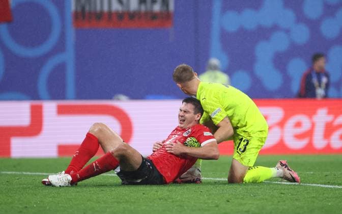 Austria Turkey UEFA EURO 2024 Leipzig, 02 07 2024, Leipzig Stadium, UEFA EURO 2024 Germany , Round of 16, Austria AUT vs Turkey TUR 1 2 0 1 , Pictured from left Maximilian Wöber 2, AUT and goalkeeper Patrick Pentz 13, AUT , For journalistic purposes only Only for editorial use , UEFA Êregulations prohibit any use of photographs as image sequences and or quasi video , Picture Point