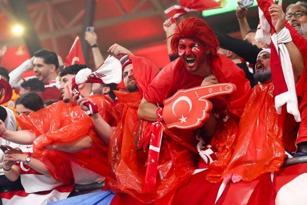 Österreich - Türkei 2. Juli 2024, Leipzig UEFA EURO Achtelfinale Österreich - Türkei Türkei Fans feiern den Sieg Foto Charlotte Wilson Abseits Leipzig Deutschland  Copyright: xCharlottexWilsonx xOffsidexOffside