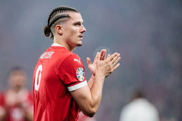 UEFA EURO 2024 Austria Turkey 02 07 2024 Marcel Sabitzer Austria, 9 applauds towards the fans in the rain after the defeat and the resulting elimination from the tournament UEFA EURO 2024 Austria Turkey Leipzig Stadium, Leipzig on 02 07 2024 Copyright: xBEAUTIFULxSPORTS Wunderlx
