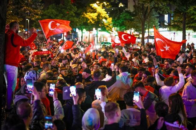 02 07 2024, Hamburg, Thousands of Turkish fans celebrate Turkeys victory on Hamburgs Reeperbahn after reaching the quarter-finals Smoke pots, Bengalos, flares, Bengal fire and fireworks are set off in jubilation Hamburg Germany