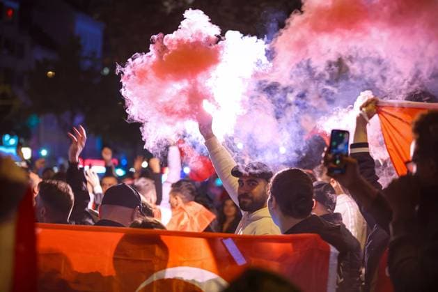 02 07 2024, Hamburg, Thousands of Turkish fans celebrate Turkeys victory on Hamburgs Reeperbahn after reaching the quarter-finals Smoke pots, Bengalos, flares, Bengal fire and fireworks are set off in jubilation Hamburg Germany