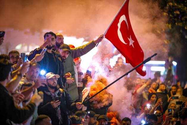 02 07 2024, Hamburg, Thousands of Turkish fans celebrate Turkeys victory on Hamburgs Reeperbahn after reaching the quarter-finals Smoke pots, Bengalos, flares, Bengal fire and fireworks are set off in jubilation Hamburg Germany