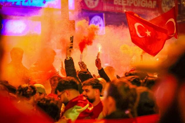 02 07 2024, Hamburg, Thousands of Turkish fans celebrate Turkeys victory on Hamburgs Reeperbahn after reaching the quarter-finals Smoke pots, Bengalos, flares, Bengal fire and fireworks are set off in jubilation Hamburg Germany