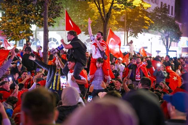 02 07 2024, Hamburg, Thousands of Turkish fans celebrate Turkeys victory on Hamburgs Reeperbahn after reaching the quarter-finals Smoke pots, Bengalos, flares, Bengal fire and fireworks are set off in jubilation Hamburg Germany