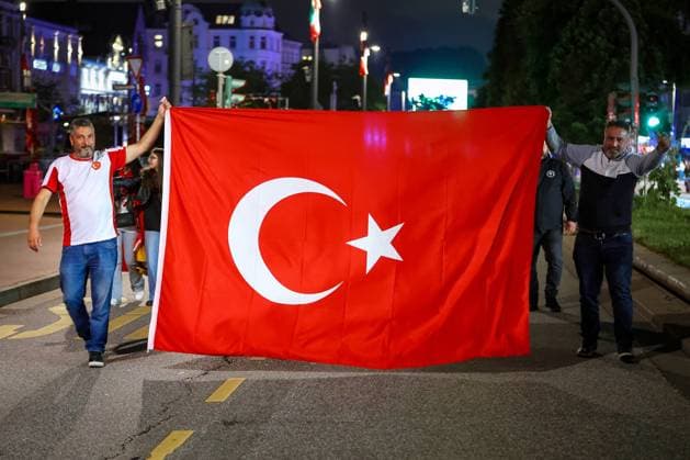 02 07 2024, Hamburg, Thousands of Turkish fans celebrate Turkeys victory on Hamburgs Reeperbahn after reaching the quarter-finals Smoke pots, Bengalos, flares, Bengal fire and fireworks are set off in jubilation Hamburg Germany