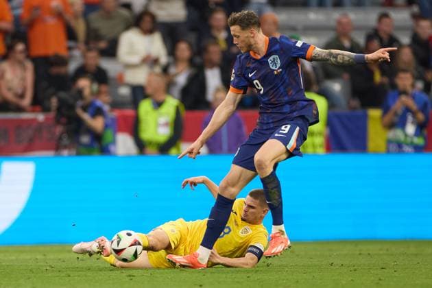 (240703) -- MUNICH, July 3, 2024 -- Wout Weghorst (R) of the Netherlands vies with Alexandru Cicaldau of Romania during the UEFA EURO, EM, Europameisterschaft,Fussball 2024 Round of 16 match between Romania and the Netherlands in Munich, Germany on July 2, 2024. ) (SP)GERMANY-MUNICH-FOOTBALL-EURO 2024-ROMANIA VS NETHERLANDS MengxDingbo 