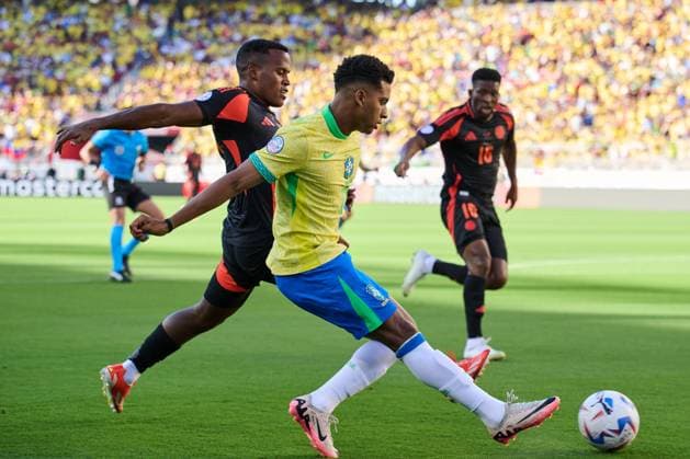 RECORD DATE NOT STATED Copa America USA 2024 Brazil vs Colombia Rodrigo (L) of Brazil fights for the ball with John Arias (R) of Colombia during the game between Brazil and Colombia as part of the CONMEBOL Copa America USA 2024 group D, at Levis Stadium, on July 02, 2024 in Santa Clara, California, United States. SANTA CLARA CALIFORNIA UNITED STATES  Copyright: xJorgexMartinezx 20240702200716_CA_GD_2024_BRA_COL_RODRYGO26