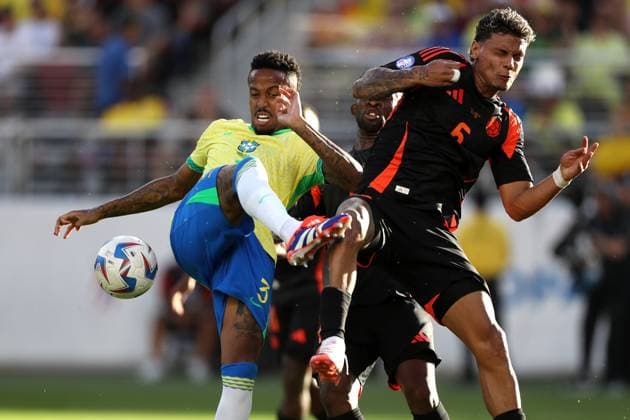 Sport Themen der Woche KW27 Brazil v Colombia - Copa America 02 July 2024 Santa Clara California, Copa America USA, Brazil v Colombia - Eder Militao of Brazil swings his boot but misses the ball as Richard Rios of Colombia braces himself. (Photo by Mark Leech). Santa Clara California USA *** Brasilien gegen Kolumbien Copa America 02 Juli 2024 Santa Clara Kalifornien, Copa America USA, Brasilien gegen Kolumbien Eder Militao (Brasilien) schwingt seinen Stiefel, verfehlt aber den Ball, während Richard Rios (Kolumbien) sich wehrt Foto  Copyright: xMarkxLeechxOffside