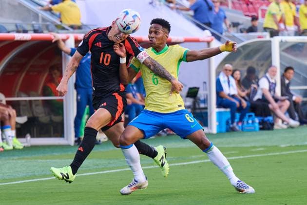 RECORD DATE NOT STATED Copa America USA 2024 Brazil vs Colombia James Rodriguez (L) of Colombia fights for the ball with Wendell (R) of Brazilduring the game between Brazil and Colombia as part of the CONMEBOL Copa America USA 2024 group D, at Levis Stadium, on July 02, 2024 in Santa Clara, California, United States. SANTA CLARA CALIFORNIA UNITED STATES  Copyright: xJorgexMartinezx 20240702212046_CA_GD_2024_BRA_COL_RODRIGUEZ91