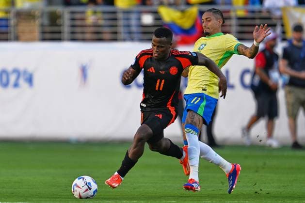RECORD DATE NOT STATED Copa America USA 2024 Brazil vs Colombia Raphinha (L) of Brazil fights for the ball with John Arias (R) of Colombia during the game between Brazil and Colombia as part of the CONMEBOL Copa America USA 2024 group D, at Levis Stadium, on July 02, 2024 in Santa Clara, California, United States. SANTA CLARA CALIFORNIA UNITED STATES  Copyright: xDavidxLeahx 20240702212314_CA_GD_2024_BRA_COL_ARIAS105