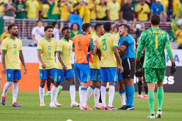 RECORD DATE NOT STATED Copa America USA 2024 Brazil vs Colombia Eder MIlitao of Brazil speak with referee Jesus Valenzuela during the game between Brazil and Colombia as part of the CONMEBOL Copa America USA 2024 group D, at Levis Stadium, on July 02, 2024 in Santa Clara, California, United States. SANTA CLARA CALIFORNIA UNITED STATES  Copyright: xJorgexMartinezx 20240702220659_CA_GD_2024_BRA_COL_VALENZUELA134