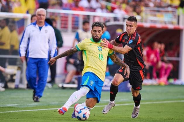 RECORD DATE NOT STATED Copa America USA 2024 Brazil vs Colombia Douglas Luis (R) of Brazil fights for the balll with Rafael Santos Borre (R) of Colombia during the game between Brazil and Colombia as part of the CONMEBOL Copa America USA 2024 group D, at Levis Stadium, on July 02, 2024 in Santa Clara, California, United States. SANTA CLARA CALIFORNIA UNITED STATES  Copyright: xJorgexMartinezx 20240702220705_CA_GD_2024_BRA_COL_LUIZ137