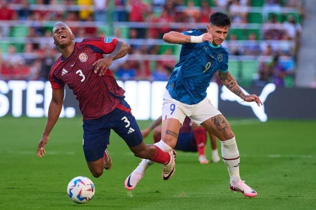 RECORD DATE NOT STATED Copa America USA 2024 Costa Rica vs Paraguay Jeyland Mitchell (L) of Costa Rica fights for the ball with Adam Bareiro (L) of Paraguay during the game between Costa Rica and Paraguay as part of the CONMEBOL Copa America USA 2024 group D, at Q2 Stadium, on July 02, 2024 in Austin, Texas, United States. AUSTIN TEXAS UNITED STATES  Copyright: xJONATHANxDUENASx 20240702201400_CA_GD_2024_CRC_PAR_MITCHELL45